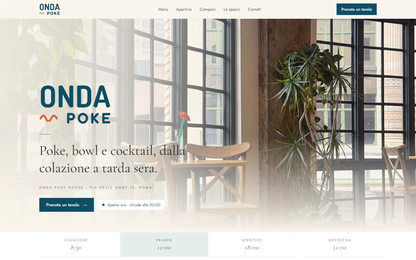 Home page di Onda Poke su desktop: logo sopra la foto della sala con grandi vetrate, piante e sedie in legno